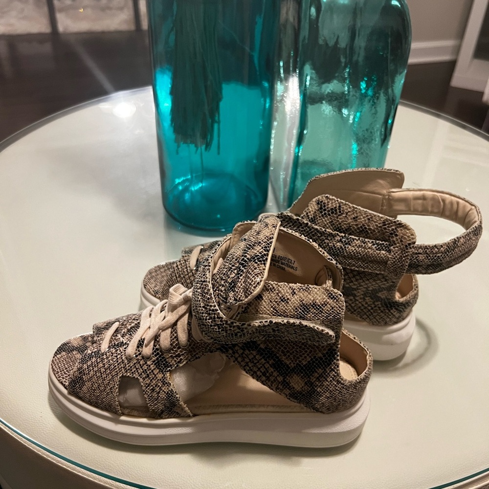 Cape Robbin, Size 9, Snakeskin